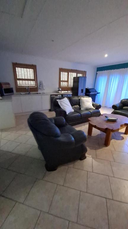 To Let 2 Bedroom Property for Rent in Wavecrest Eastern Cape